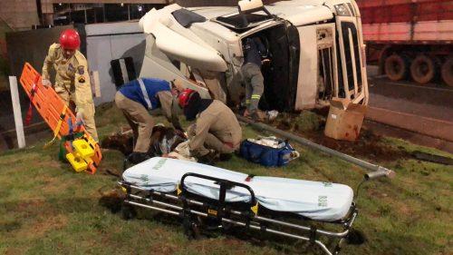 Carreta tomba e motorista fica ferido em Cascavel