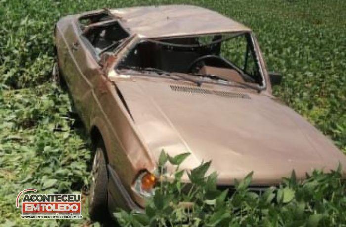 Carro capota no interior de Mercedes e fica destruído