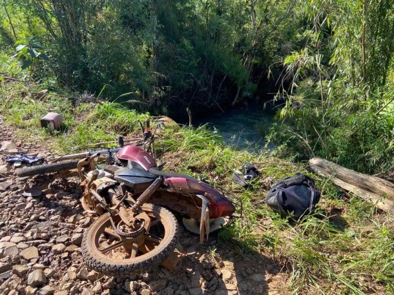 Casal sofre acidente de moto em estrada rural e mulher morre ao cair em rio no PR