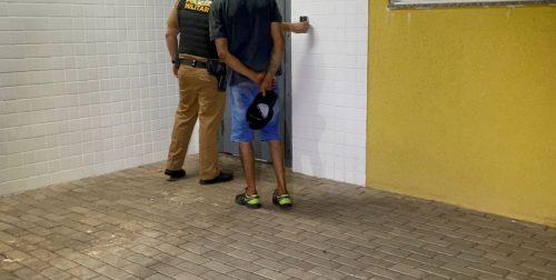 Com celular furtado e porção de crack, suspeito é detido durante operação da PM em Cascavel