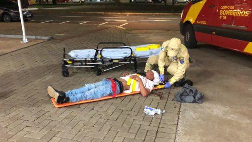 Com lesão na cabeça, jovem pede ajuda em posto de combustíveis após ser agredido