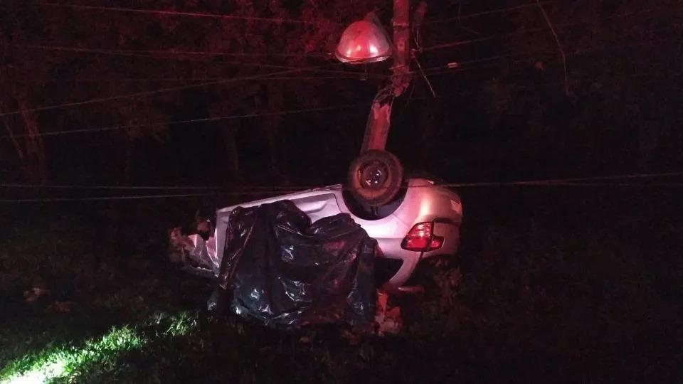 Duas pessoas morreram em um grave acidente no quilômetro 231 da PR-239, em Reserva, no início da madrugada de quinta-feira