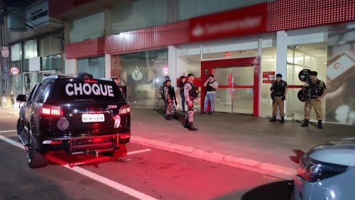 Equipe da CHOQUE atende ocorrência de incêndio em agência bancária, nesta madrugada em Cascavel