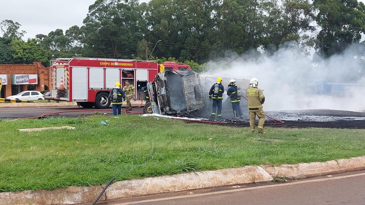 Homem que passava por acidente salva idoso preso em caminhão em chamas na BR 277