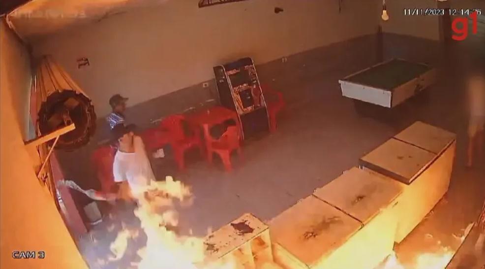 Homens ateiam fogo em bar após dono se negar a vender pinga fiado no Paraná