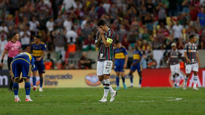 Jogador do Boca Juniors é expulso por agressão, após segundo gol do Fluminense
