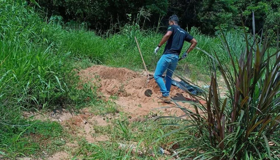 Jovem é obrigado a entrar na própria cova e morre após ser torturado e esfaqueado, diz polícia