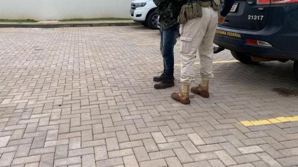 Ladrão comete crime em propriedade rural, mas na fuga, se depara com a PRF e acaba preso