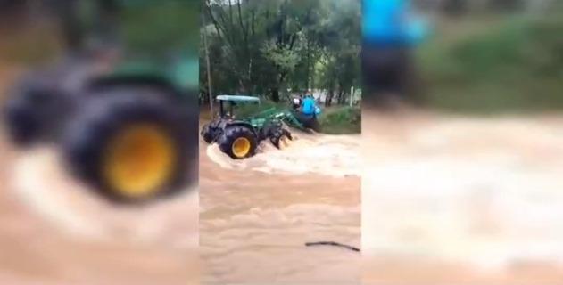 Mãe e bebê são resgatados de trator durante inundação