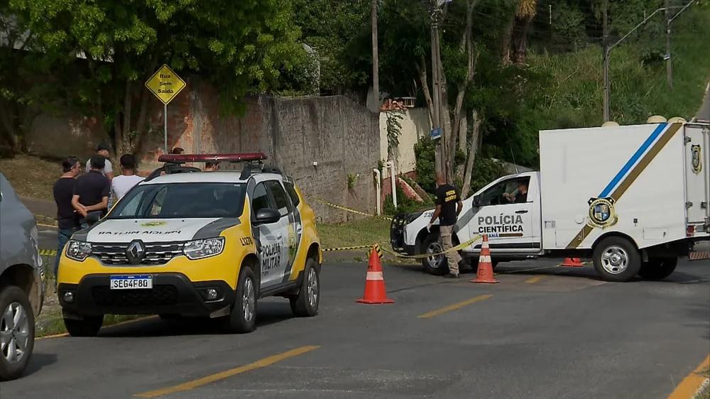 Marido esfaqueia esposa na frente dos filhos, ela sai para pedir socorro, mas é perseguida e assassinada