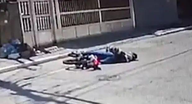 Menor sofre mal súbito e morre segundos após roubar moto de idoso