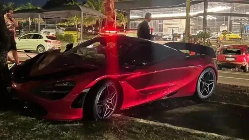 Motorista bate carro de luxo avaliado em R$ 3 milhões e abandona o veículo