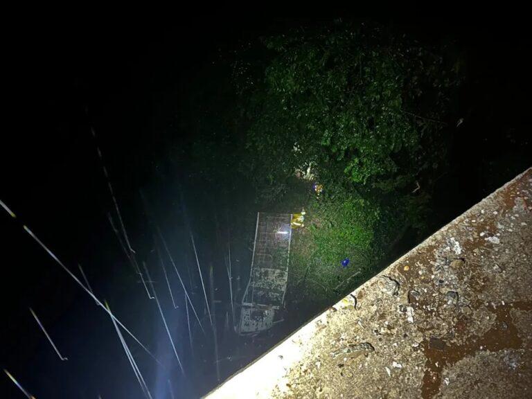 Motorista morre ao cair com caminhão de 15 metros de altura em ponte