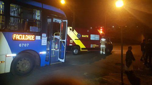 Mulher fica ferida em acidente entre ônibus e carro, em Cascavel