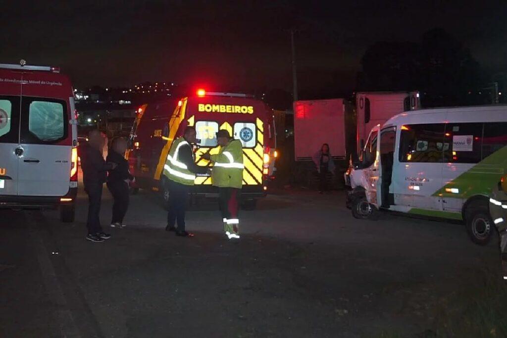 Mulher morre em acidente entre carro e van da saúde no Paraná