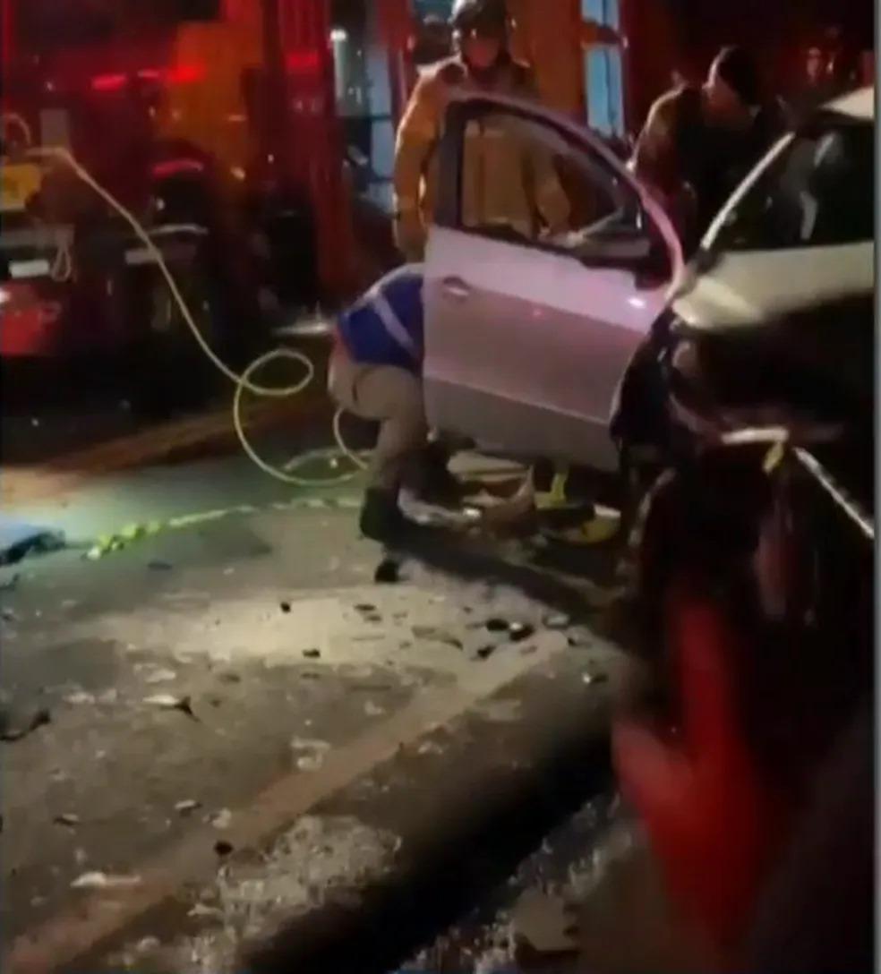 Pai, mãe e filha morrem em acidente entre dois carros na PR-090