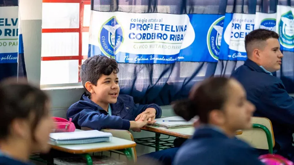 Paraná quer transformar 127 colégios em cívico-militar e abre consulta pública