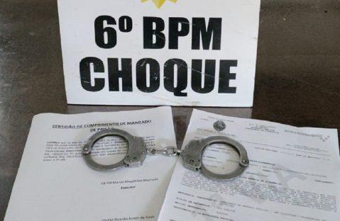 Pedindo esmola de forma agressiva, foragido da justiça é preso pelo Pelotão de Choque