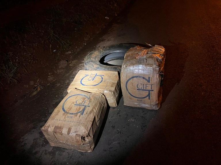 PF apreende fardos de maconha em porto clandestino no Rio Paraná.