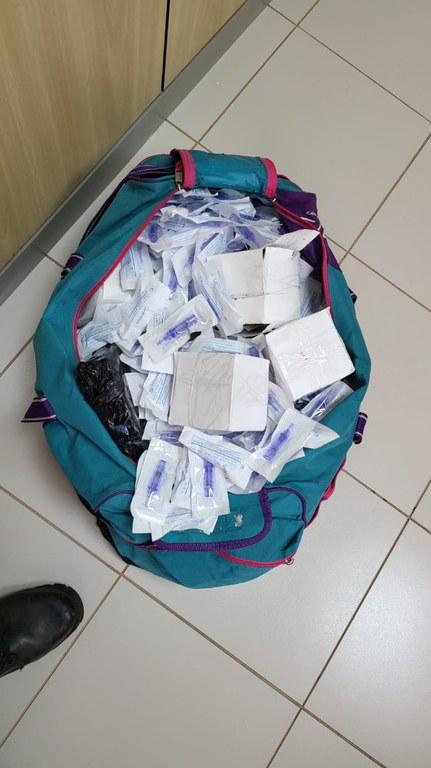 PF preende duas passageiras com medicamentos e agulhas em Foz do Iguaçu/PR