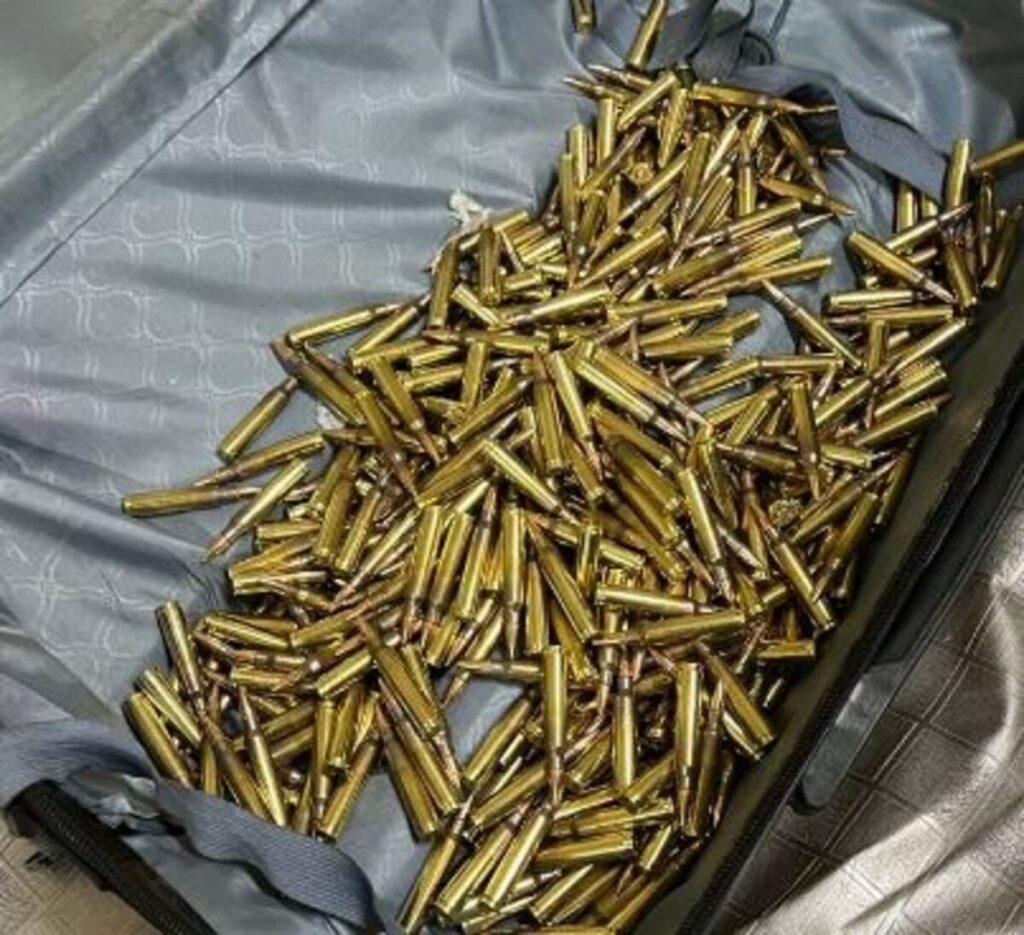 Polícia apreende 456 munições de fuzil e armas em bolsa de passageira, no PR