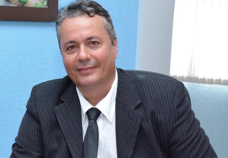 Prefeito invade casa da ex e atira várias vezes contra ela e namorado