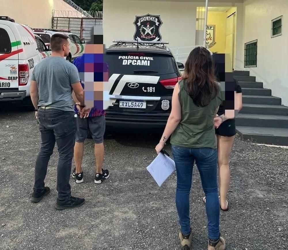 Recém-nascida é achada morta e enterrada embaixo de assoalho de casa em SC; pais são presos