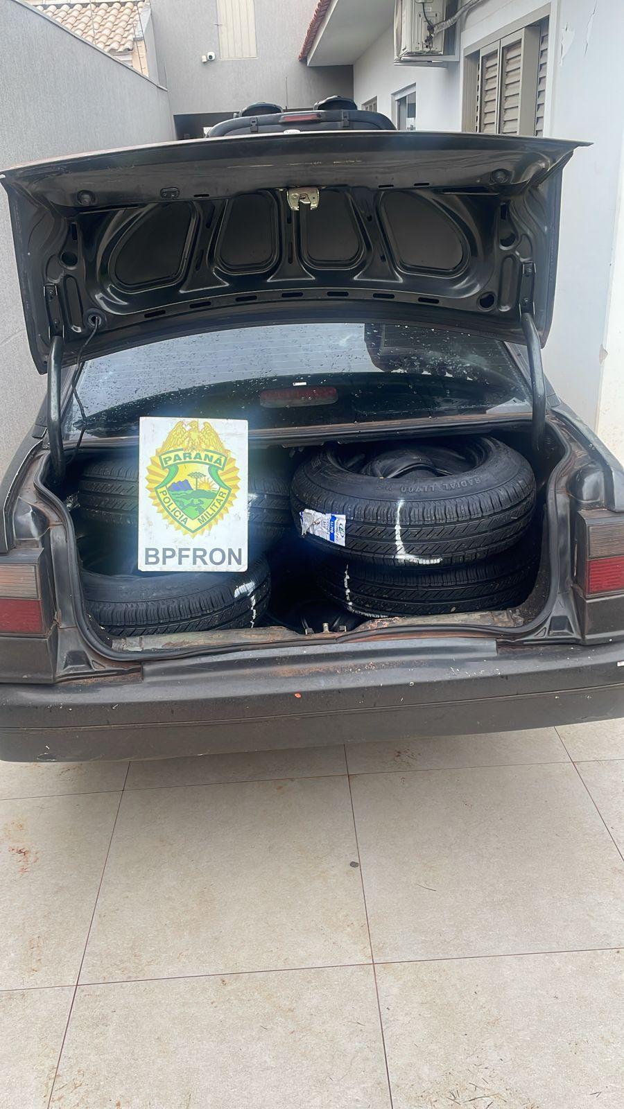 Umuarama  - BPFRON apreende veículo carregado com pneus contrabandeados