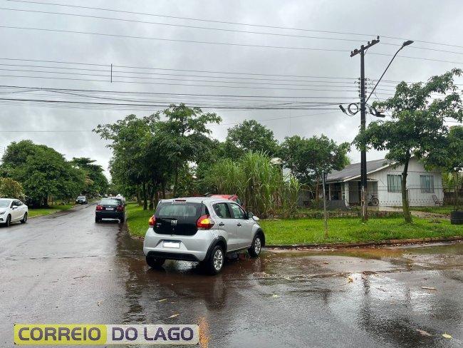 Veículos colidem em Santa Helena, e um deles para em cima do canteiro
