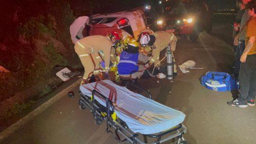 Vítima fica em estado grave ao capotar Fiat Uno na BR-467, na Região