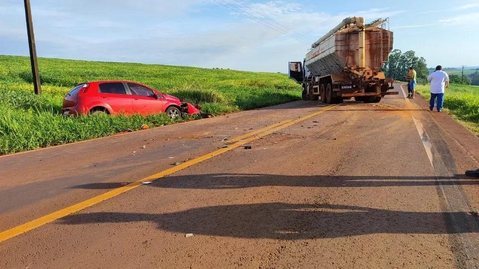 Acidente envolvendo caminhão na PR-180 em Nova Aurora deixa uma pessoa ferida