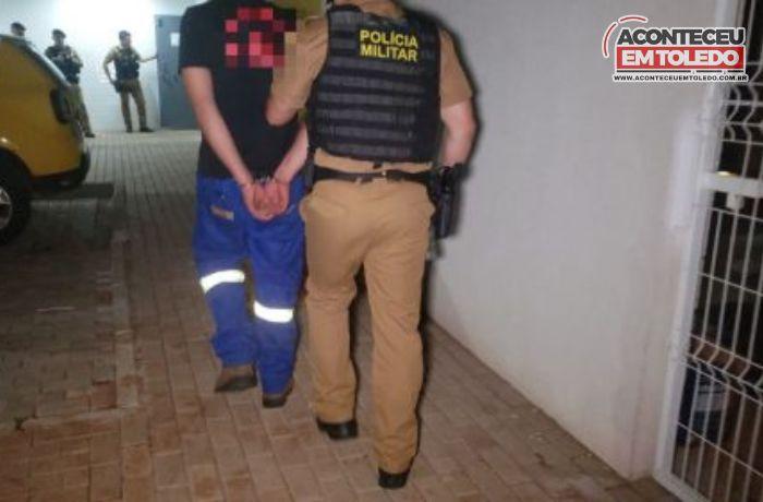 Após fim de relacionamento, homem colide carro contra portão do exército