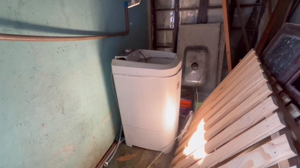 Bebê recém-nascida é encontrada por moradores dentro de máquina de lavar, em Curitiba