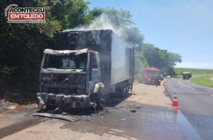 Bombeiros combatem incêndio em caminhão na rodovia BR-467