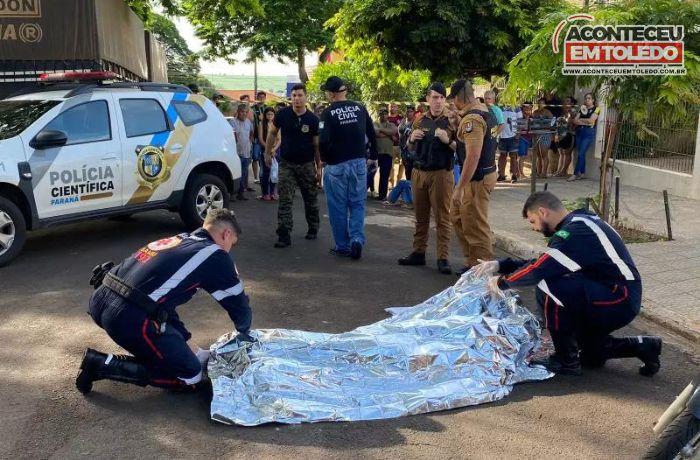 Câmera de segurança registra momento em que jovem de 22 anos é assassinado com tiros na cabeça, no Paraná