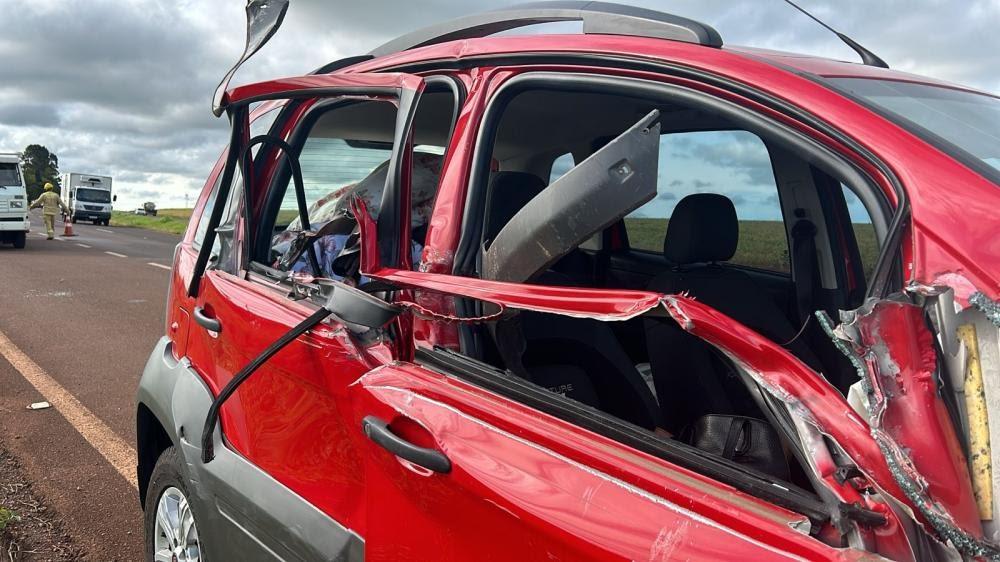 Caminhão e carro batem na BR-467