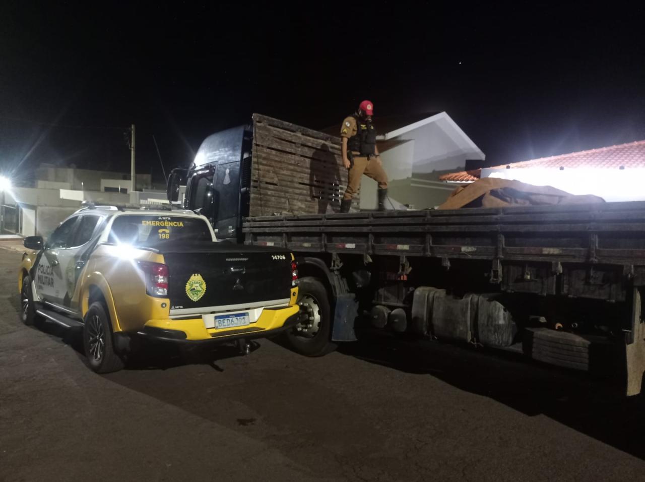 Caminhão é preso transportando mais de 800 kg de maconha na Região