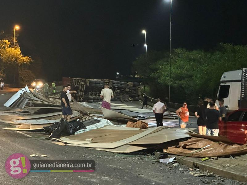 Carreta carregada com chapas de MDF tomba na BR 277 em Matelândia