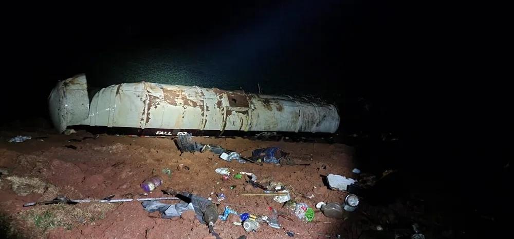 Carreta despenca em ribanceira após condutor perder controle da direção em trecho de obras da BR-376