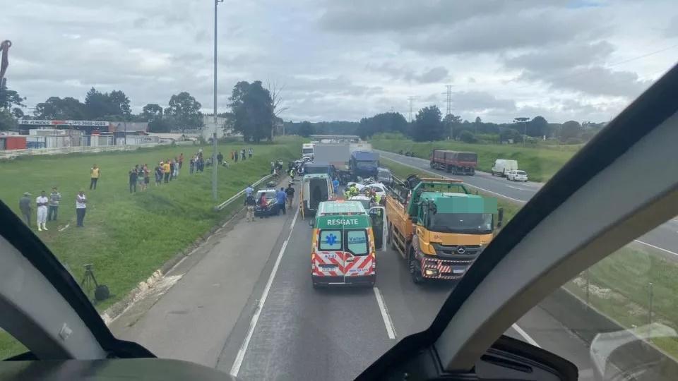 Cinco pessoas ficam feridas em engavetamento com seis veículos na BR-116