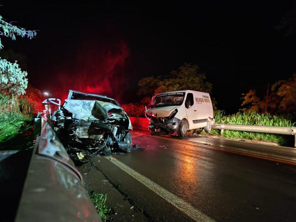 Colisão frontal na PR 490 em Altônia deixa dois feridos, um dos veículos pegou fogo