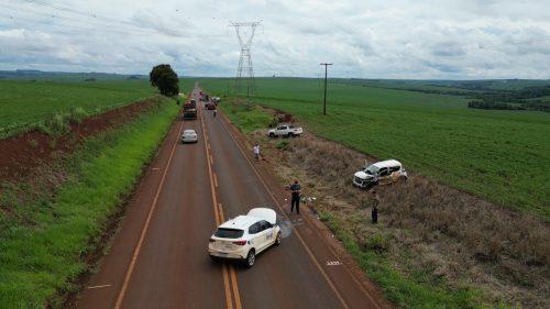 Colisão frontal seguida de capotamento deixa vítimas feridas na PR-486 em Cascavel; O veículo parou a mais de 50 metros após a colisão