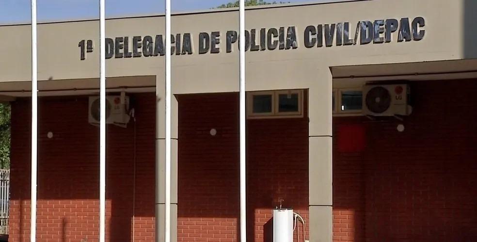 Com crianças brincando na rua, homem é detido dançando pelado em frente de casa