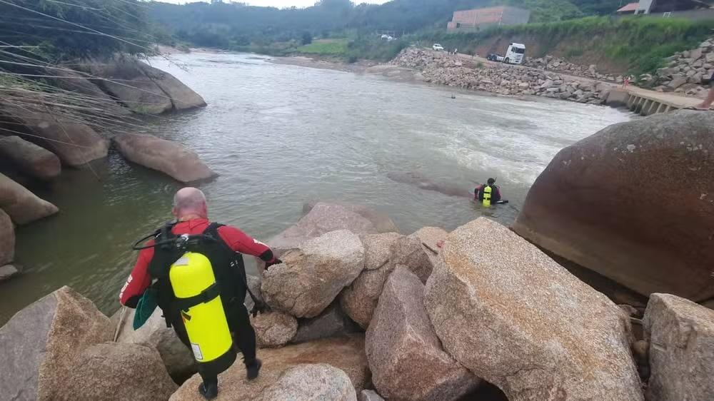 Corpo de menina de 4 anos é encontrado em cidade vizinha 3 dias após desaparecer em rio em SC