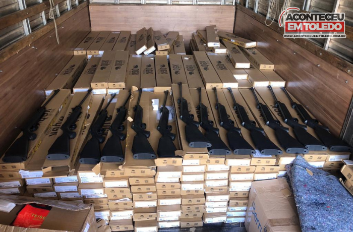 Dois homens foram presos com 450 armas de pressão apreendidas