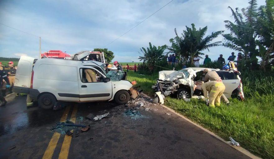 Duas vítimas são desencarceradas de veículos após colisão na rodovia entre Mariluz e Umuarama
