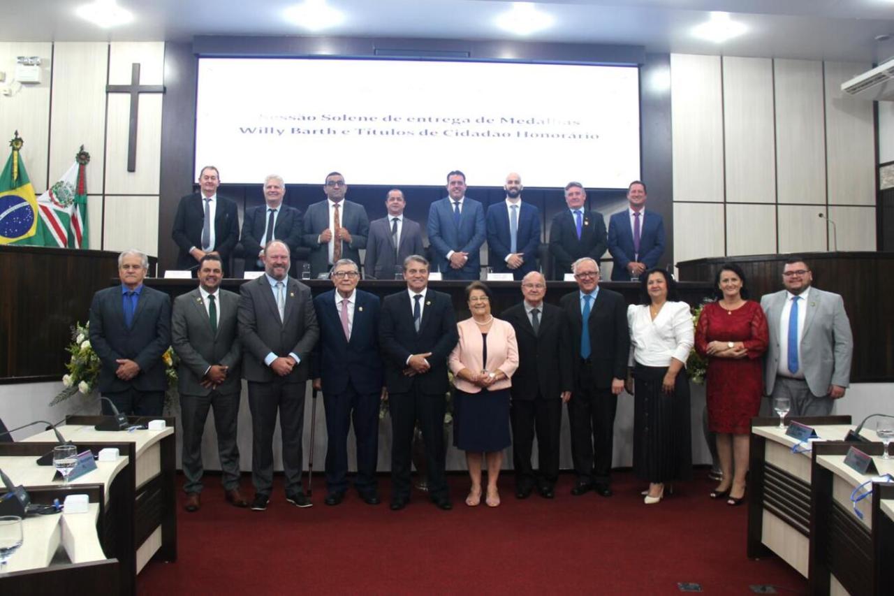 Entrega de Cidadania Honorária e Medalha Willy Barth marcam noite de homenagens na Câmara de Toledo