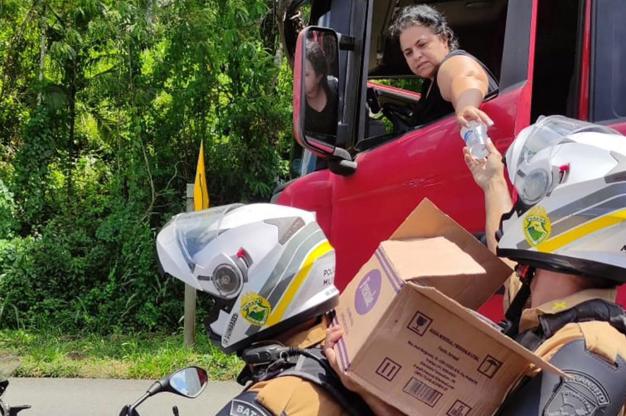 Forças de Segurança auxiliam no atendimento às famílias durante congestionamento da BR-277