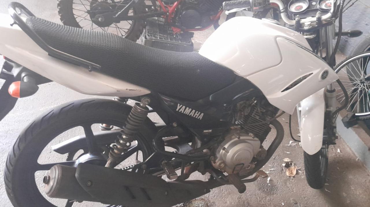 Guarda municipal prende indivíduo com a placa da motocicleta adulterada.