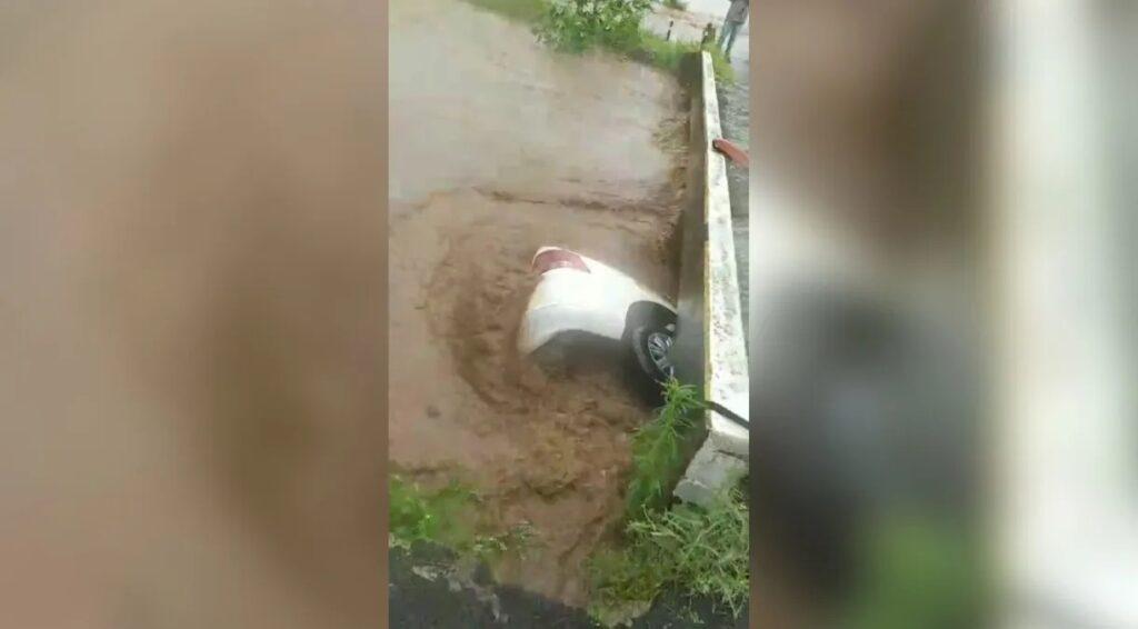 homem morre após ter carro arrastado por correnteza, em Santa Catarina